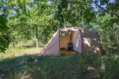 Nehir kıyısında dinlenmek ve dinlenmek için kamp alanı