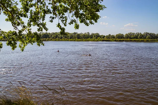 Una persona conduce uno stile di vita sano e nuota nel fiume — Foto Stock