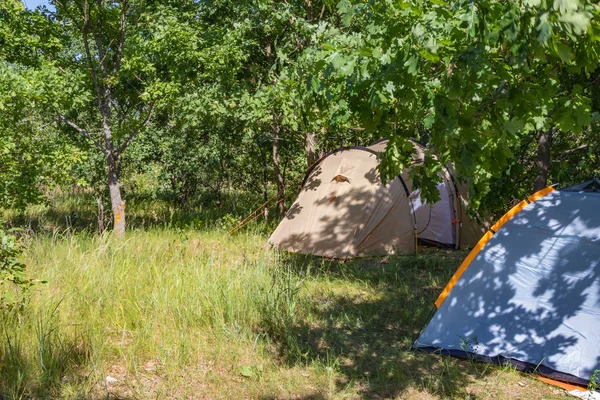 Nehir kıyısında dinlenmek ve dinlenmek için kamp alanı