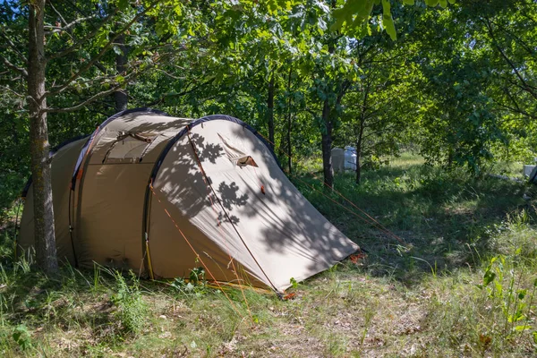 Nehir kıyısında dinlenmek ve dinlenmek için kamp alanı