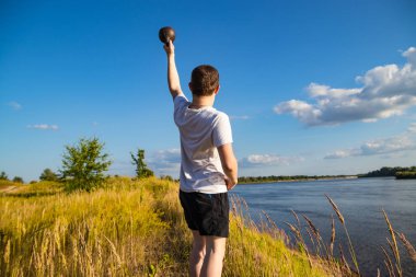 Nehir de vücut geliştirme, genç adam temiz havada trenler