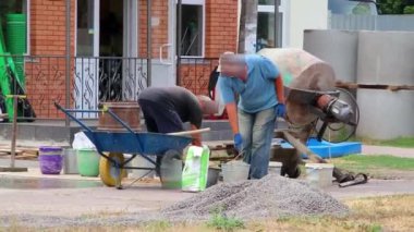 Müteahhitler, yeni bir ev inşa etmek, Beton Şap döküm ve diğer endüstriyel amaçlar için çimento harç kullanarak Beton mikser ile beton harç yoğurun.
