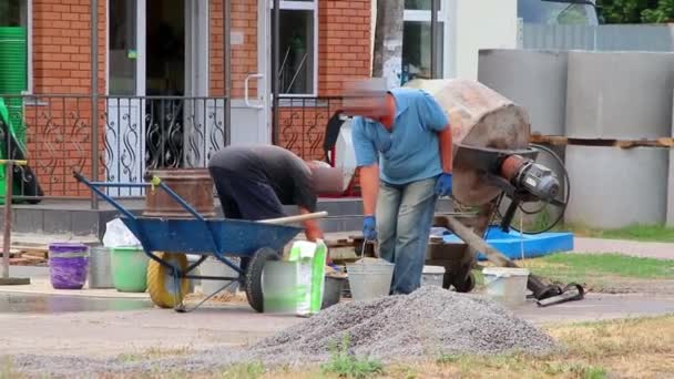 Bauarbeiter Kneten Betonmörtel Mit Einem Betonmischer Für Den Hausneubau Gießen — Stockvideo