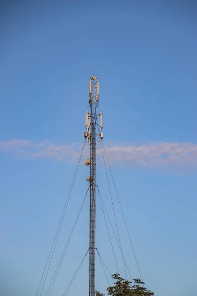 Repetidor de celular, mastro para radiodifusão de comunicação sem fio e da Internet — Fotografia de Stock
