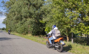 Otoyolda motosikletçi bisikletçi sürüş