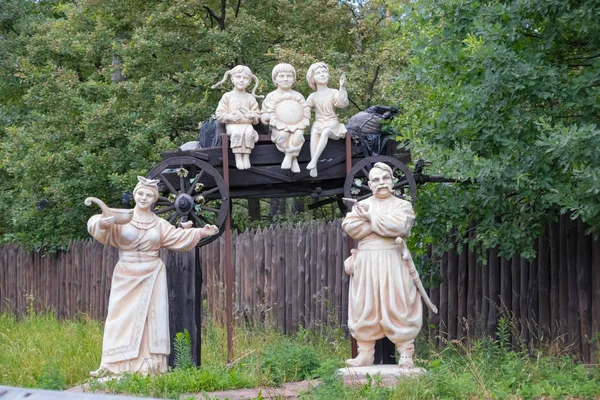Sculpturi istorice naționale în stil tradițional, realizate din mortar de ipsos alb — Fotografie, imagine de stoc