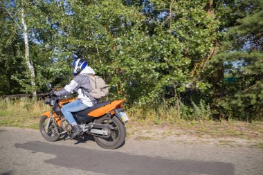 Otoyolda motosikletçi bisikletçi sürüş