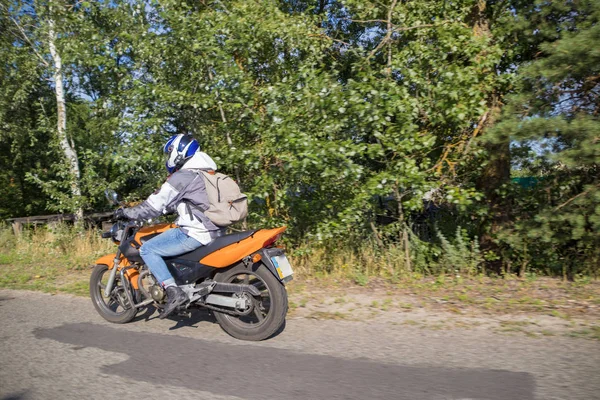 Motorrijder Biker rijden op de snelweg — Stockfoto