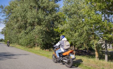 Otoyolda motosikletçi bisikletçi sürüş