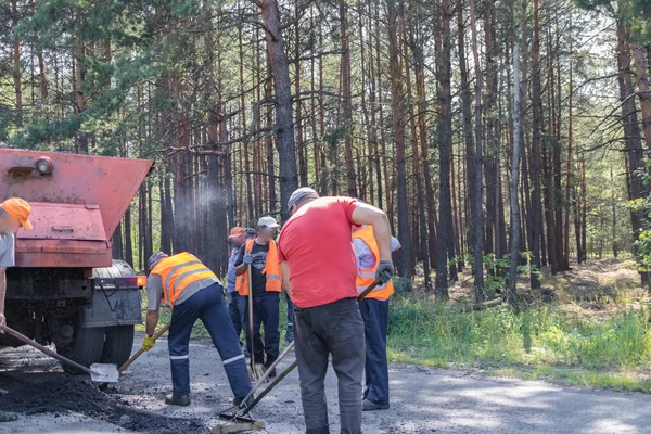 Profesyonel inşaatçılar bir ekip tarafından yol onarım