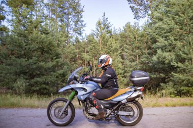 Otoyolda motosikletçi bisikletçi sürüş