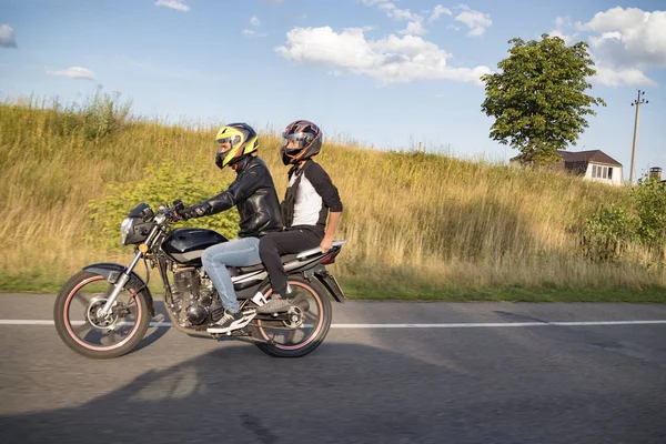 Motocyklista rowerzysta jazdy na autostradzie — Zdjęcie stockowe