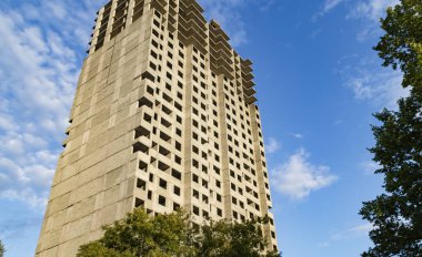 Yeni uzun boylu bina tamamlanmamış