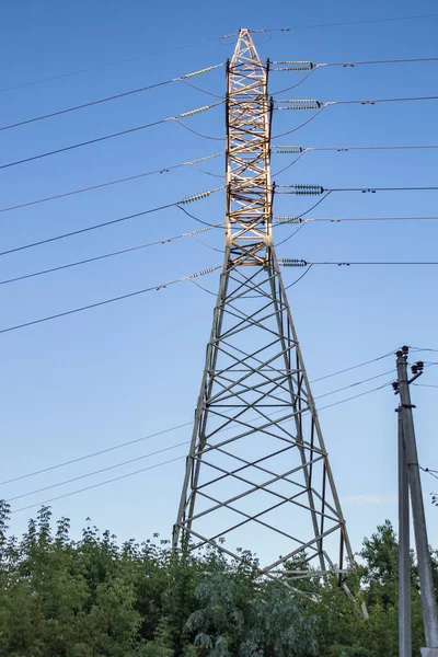 Linea elettrica ad alta tensione, struttura ingegneristica in acciaio — Foto Stock