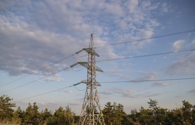 Yüksek gerilim güç hattı, çelik Mühendisliği yapısı