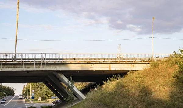 Puente de automóviles de hormigón armado sobre la carretera —  Fotos de Stock