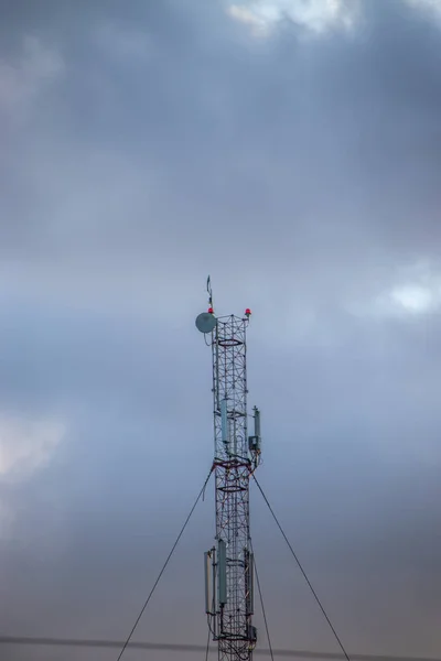 Repetidor de celular, mastro para radiodifusão de comunicação sem fio e da Internet — Fotografia de Stock