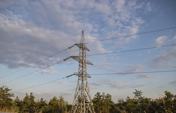Yüksek gerilim güç hattı, çelik Mühendisliği yapısı