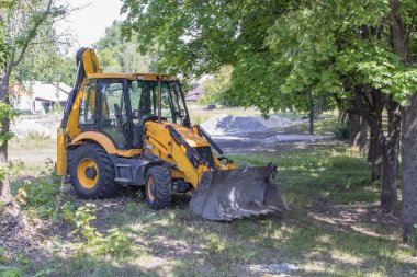 Tekerlekli turuncu ekskavatör, inşaat ve hafriyat işleri için hafriyat makineleri