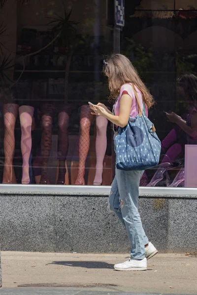 elinde bir telefon olan kişi