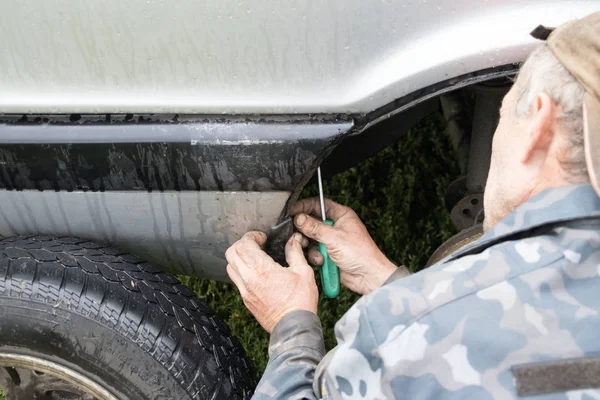 Ремонт автомобилей квалифицированным профессиональным автомехаником — стоковое фото