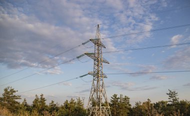 Yüksek gerilim güç hattı, çelik Mühendisliği yapısı