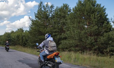 Otoyolda motosikletçi bisikletçi sürüş