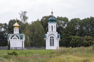 Çan kulesi ile Tanrı'nın yeni tuğla tapınak