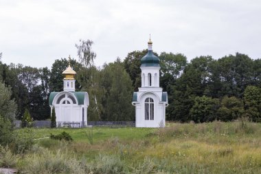 Çan kulesi ile Tanrı'nın yeni tuğla tapınak