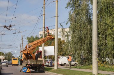Zanaatkarlardan oluşan bir ekip tarafından elektrik hattı onarımı