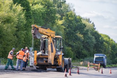 Profesyonel inşaatçılar bir ekip tarafından yol onarım
