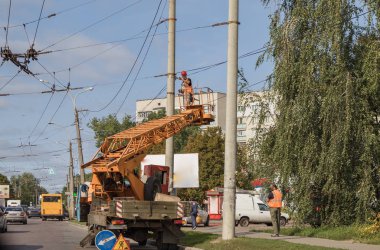 Zanaatkarlardan oluşan bir ekip tarafından elektrik hattı onarımı
