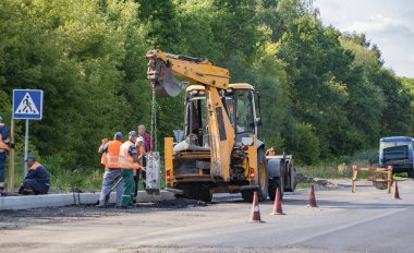 Profesyonel inşaatçılar bir ekip tarafından yol onarım