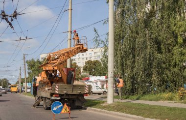 Zanaatkarlardan oluşan bir ekip tarafından elektrik hattı onarımı