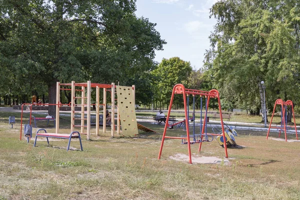 Novo parque infantil bonito em um dia ensolarado — Fotografia de Stock