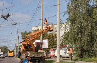 Zanaatkarlardan oluşan bir ekip tarafından elektrik hattı onarımı