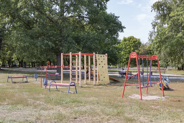 Neuer schöner Spielplatz an einem sonnigen Tag — Stockfoto