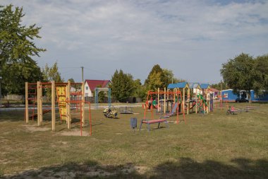 Güneşli bir günde yeni güzel oyun alanı