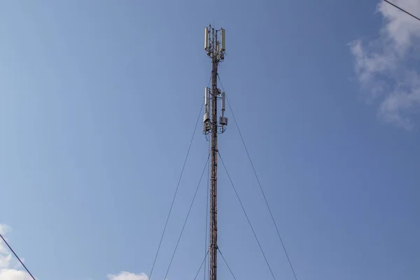 Cellular repeater, mast til udsendelse trådløs kommunikation og internettet - Stock-foto