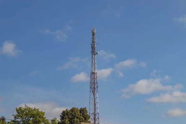 Repetidor de celular, mastro para radiodifusão de comunicação sem fio e da Internet — Fotografia de Stock