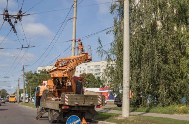 Zanaatkarlardan oluşan bir ekip tarafından elektrik hattı onarımı