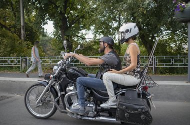 Otoyolda motosikletçi bisikletçi sürüş