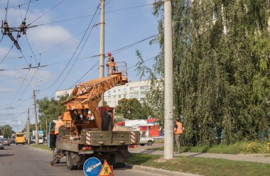 Zanaatkarlardan oluşan bir ekip tarafından elektrik hattı onarımı