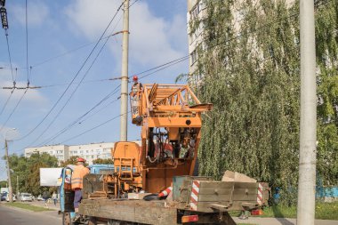 Zanaatkarlardan oluşan bir ekip tarafından elektrik hattı onarımı