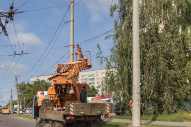Zanaatkarlardan oluşan bir ekip tarafından elektrik hattı onarımı