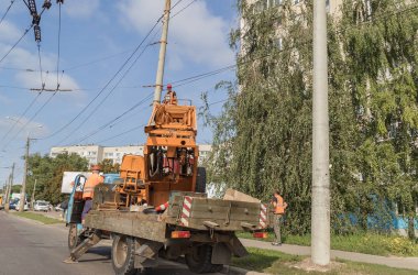 Zanaatkarlardan oluşan bir ekip tarafından elektrik hattı onarımı
