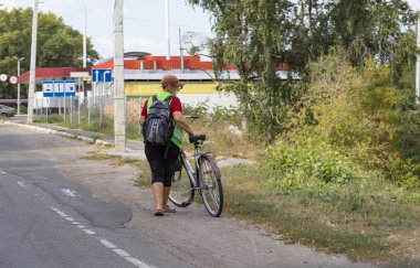 Bisikletçi bir bisiklet üzerinde karayolu üzerinde sürmek