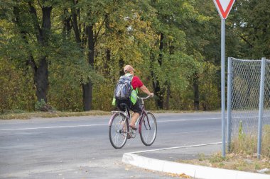 Bisikletçi bir bisiklet üzerinde karayolu üzerinde sürmek
