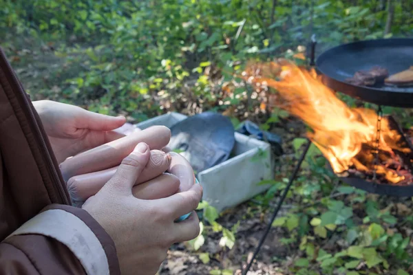Salsichas de porco cozidas rapidamente em uma fogueira na natureza — Fotografia de Stock