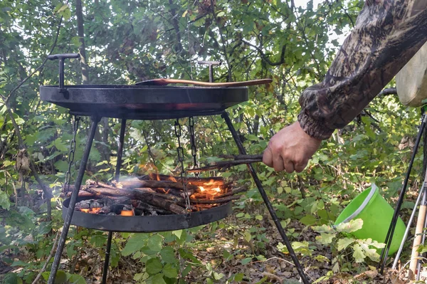 Salsichas de porco cozidas rapidamente em uma fogueira na natureza — Fotografia de Stock